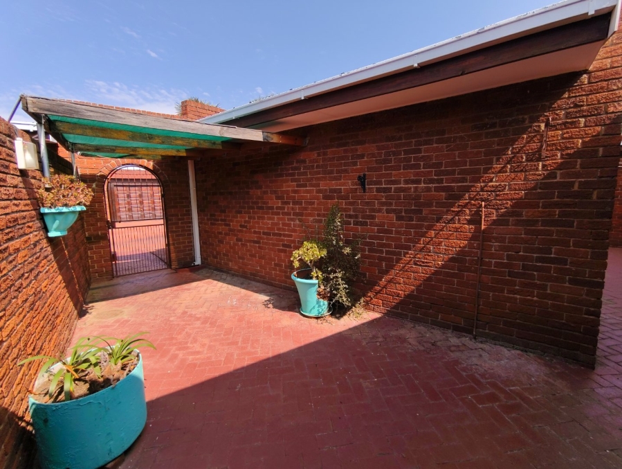 To Let 3 Bedroom Property for Rent in Pellissier Free State